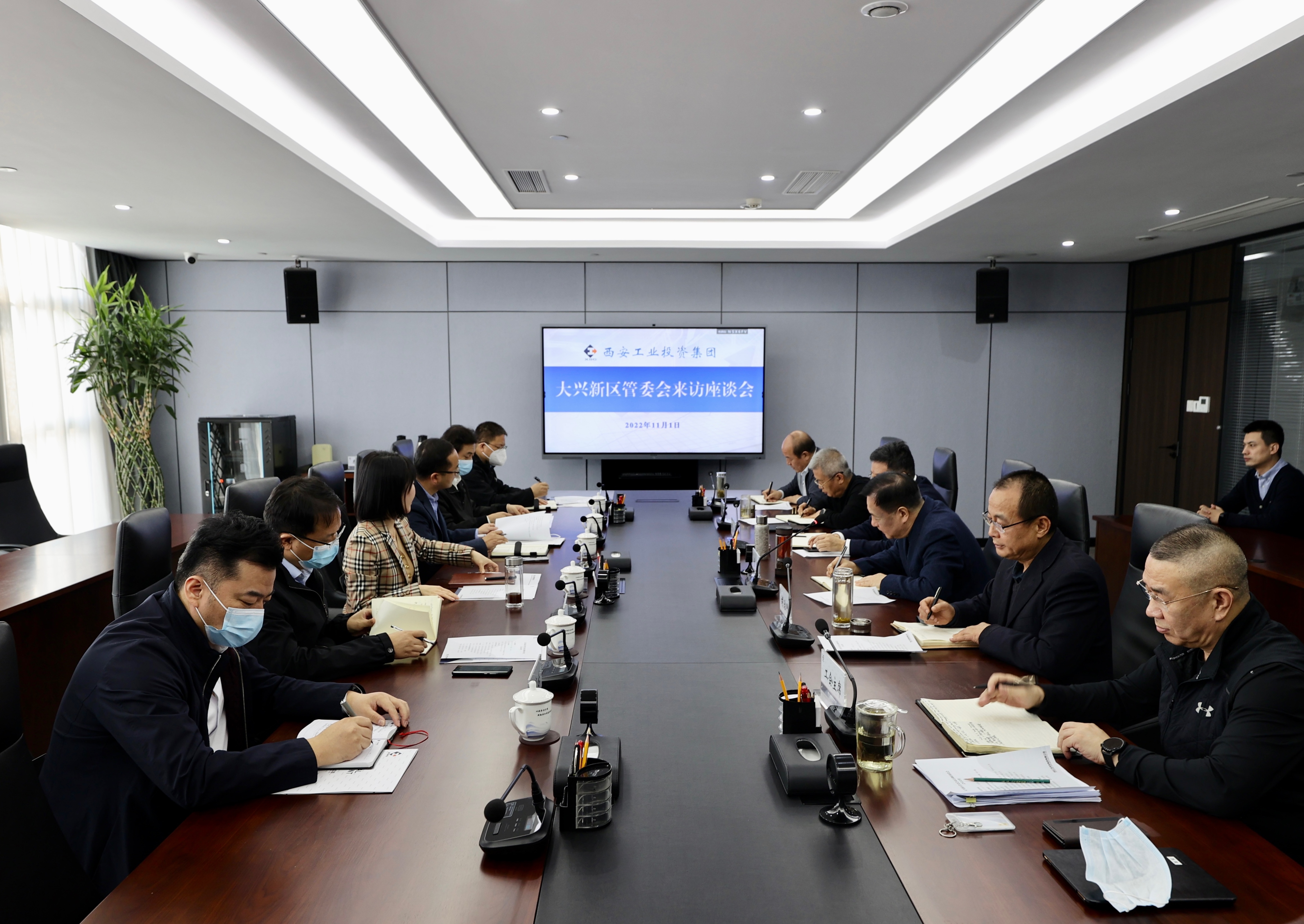 莲湖区委常委武蓉一行到yl23411永利集团举行事情交流