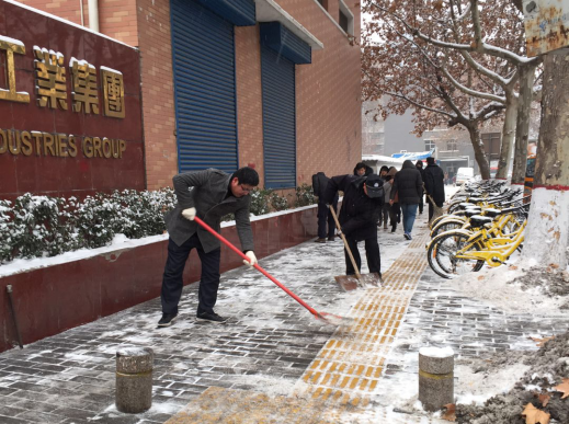 雪一直下，，我们一直在：yl23411永利集团除雪掠影
